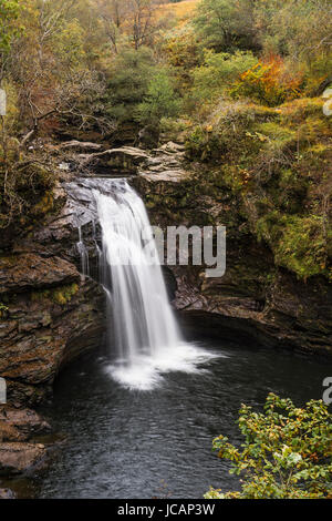 Crianlarich, Scotland, UK - 20. Oktober 2015: The fällt der Falloch die am Fluss Falloch drei Meilen vom Dorf Crianlarich liegen Stockfoto