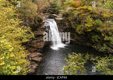 Crianlarich, Scotland, UK - 20. Oktober 2015: The fällt der Falloch die am Fluss Falloch drei Meilen vom Dorf Crianlarich liegen Stockfoto