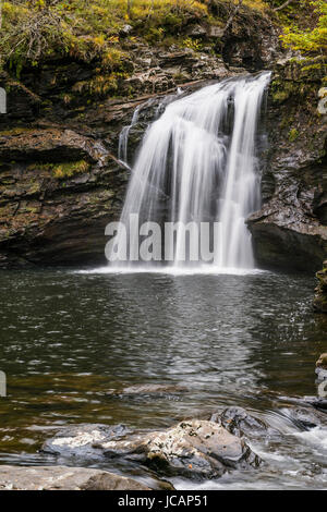 Crianlarich, Scotland, UK - 20. Oktober 2015: The fällt der Falloch die am Fluss Falloch drei Meilen vom Dorf Crianlarich liegen Stockfoto