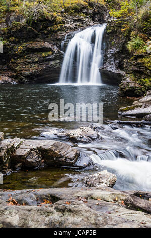 Crianlarich, Scotland, UK - 20. Oktober 2015: The fällt der Falloch die am Fluss Falloch drei Meilen vom Dorf Crianlarich liegen Stockfoto