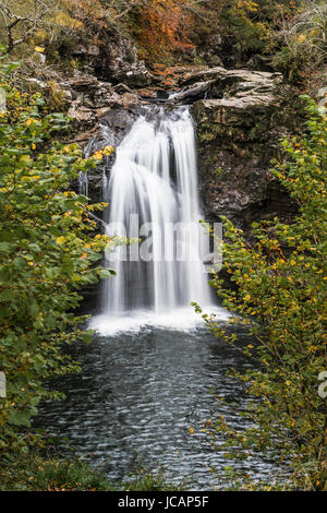 Crianlarich, Scotland, UK - 20. Oktober 2015: The fällt der Falloch die am Fluss Falloch drei Meilen vom Dorf Crianlarich liegen Stockfoto