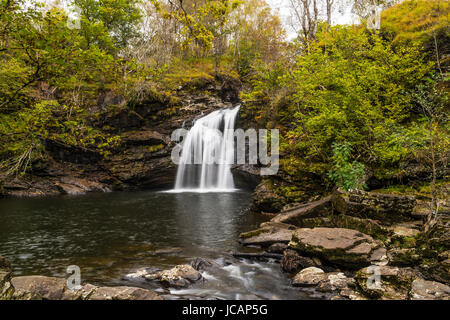 Crianlarich, Scotland, UK - 20. Oktober 2015: The fällt der Falloch die am Fluss Falloch drei Meilen vom Dorf Crianlarich liegen Stockfoto