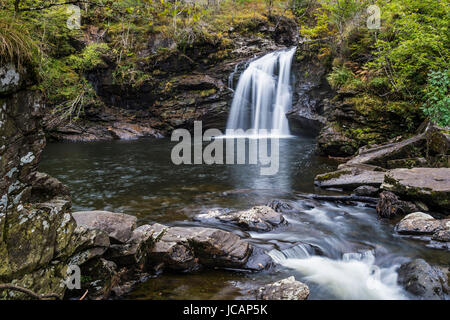 Crianlarich, Scotland, UK - 20. Oktober 2015: The fällt der Falloch die am Fluss Falloch drei Meilen vom Dorf Crianlarich liegen Stockfoto