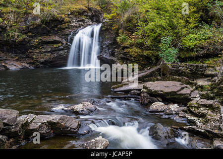 Crianlarich, Scotland, UK - 20. Oktober 2015: The fällt der Falloch die am Fluss Falloch drei Meilen vom Dorf Crianlarich liegen Stockfoto