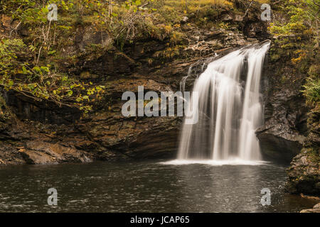 Crianlarich, Scotland, UK - 20. Oktober 2015: The fällt der Falloch die am Fluss Falloch drei Meilen vom Dorf Crianlarich liegen Stockfoto