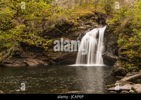 Crianlarich, Scotland, UK - 20. Oktober 2015: The fällt der Falloch die am Fluss Falloch drei Meilen vom Dorf Crianlarich liegen Stockfoto