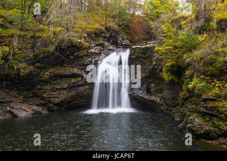 Crianlarich, Scotland, UK - 20. Oktober 2015: The fällt der Falloch die am Fluss Falloch drei Meilen vom Dorf Crianlarich liegen Stockfoto