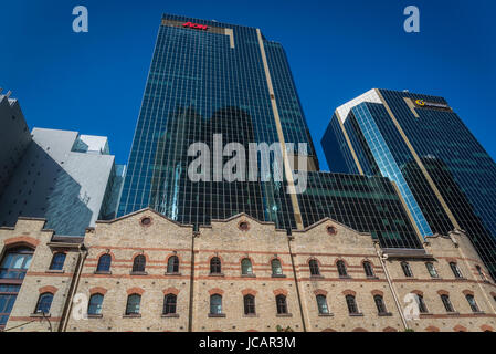 Neue Wolkenkratzer überragt alter Haudegen, Barangaroo im Süden ein Stadterneuerung-Projekt, bestehend aus einer Mischung von Gewerbe- und Wohnimmobilien Entwicklung, Syd Stockfoto