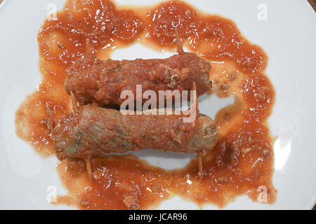 Rouladen vom Rind mit Tomatenmark und gerauchte Stockfoto