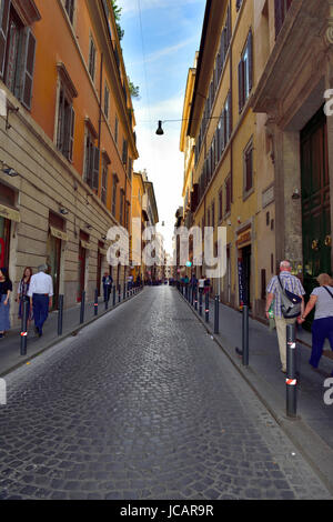 Schmalen Sie gepflasterte Straße und bunten Gebäuden, Rom, Italien Stockfoto