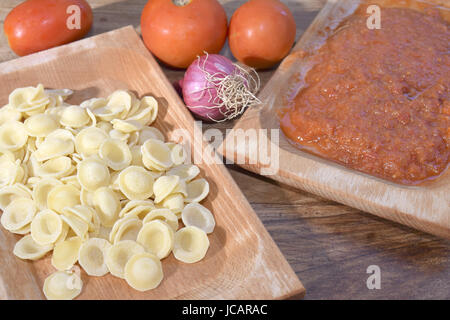 Ein Rezept des südlichen Italien: Orecchiette mit Tomatensauce Stockfoto