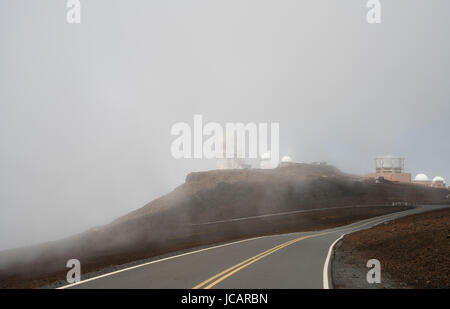 Nebel hüllt die Teleskope auf dem Gipfel des Haleakala Maui Stockfoto