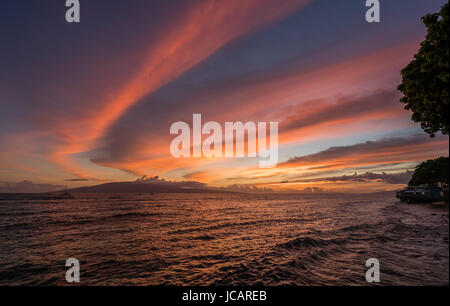 Dramatischen Sonnenuntergang über Lanai von Lahaina auf Maui Stockfoto