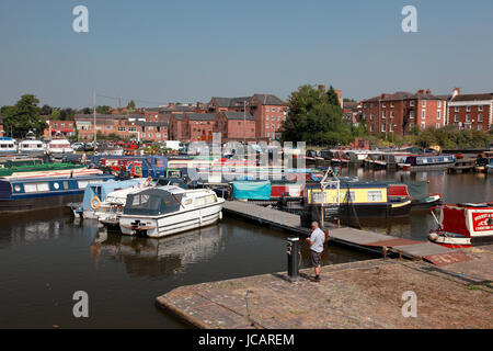 Traditionelle Narrowboats vertäut im Stourport Becken an die Mitarbeiter und die Einbindung Kanal in der Stadt von Stourport am Severn Stockfoto