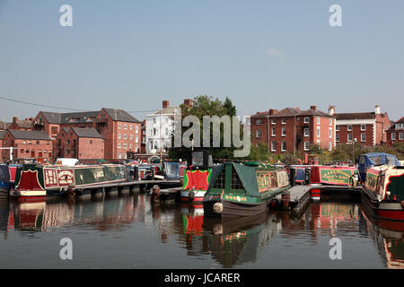 Traditionelle Narrowboats vertäut im Stourport Becken an die Mitarbeiter und die Einbindung Kanal in der Stadt von Stourport am Severn Stockfoto