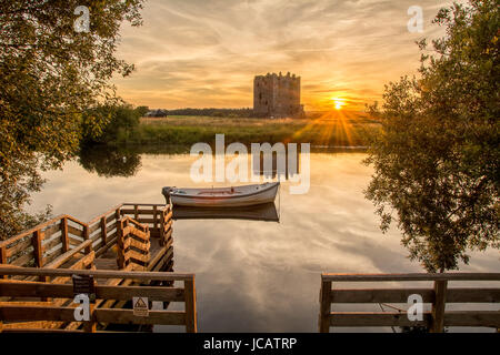 Threave Castle auf dem Fluss Dee in der Nähe von Castle Douglas bei Sonnenuntergang Stockfoto