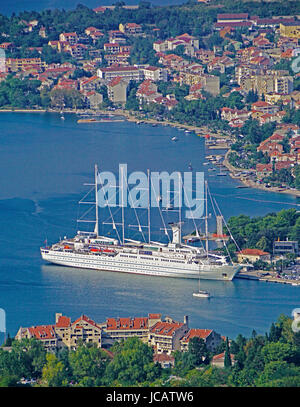 Windstar Kreuzfahrtschiff, Wind-Surf, im Hafen von Kotor, Montenegro. Stockfoto