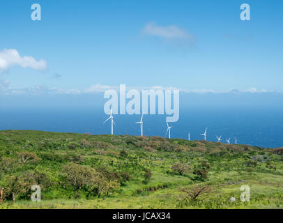 Auwahi Windkraftanlagen um die Rückseite des Haleakala auf Maui Stockfoto