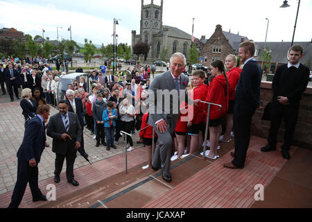 Der Prince Of Wales, bekannt als der Herzog von Rothesay in Schottland, plaudert mit Einheimischen, wie er ankommt, um offiziell das renovierte neue Cumnock Freibad in East Ayrshire, öffnen die vor dem Abriss gerettet wurde. Stockfoto