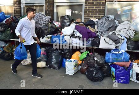 Spenden außerhalb Latymer Community Church nach einem Feuer verschlungen Grenfell Turm im Westen von London. Stockfoto