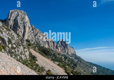 Blick auf Gipfel der Bergkette der Sierra de Bernia, in der Nähe von Benidorm, Spanien. Stockfoto