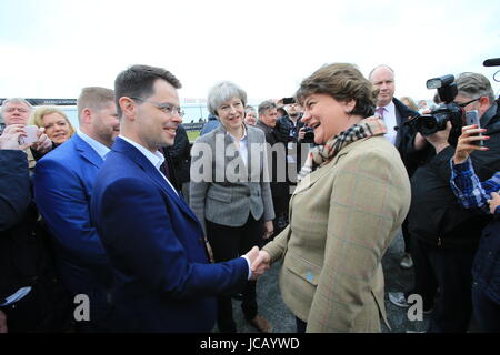 Mai 2017. Foto/Paul McErlane exklusive Datei-IMAGES - Nordirland Secretary Of State James Brokenshire schüttelt Hände mit DUP Führer Arlene Foster bei einem Rundgang durch die Balmoral zeigen, Lisburn, County Antrim, Samstag, 13. Mai 2017. Foto/Paul McErlane Stockfoto