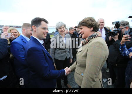 Mai 2017. Foto/Paul McErlane exklusive Datei-IMAGES - Nordirland Secretary Of State James Brokenshire schüttelt Hände mit DUP Führer Arlene Foster bei einem Rundgang durch die Balmoral zeigen, Lisburn, County Antrim, Samstag, 13. Mai 2017. Foto/Paul McErlane Stockfoto