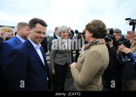 Mai 2017. Foto/Paul McErlane exklusive Datei-IMAGES - Britian des Ministerpräsidenten Theresa May Chats mit DUP Führer Arlene Foster bei einem Rundgang durch die Balmoral zeigen, Lisburn, County Antrim, Samstag, 13. Mai 2017. Foto/Paul McErlane Stockfoto