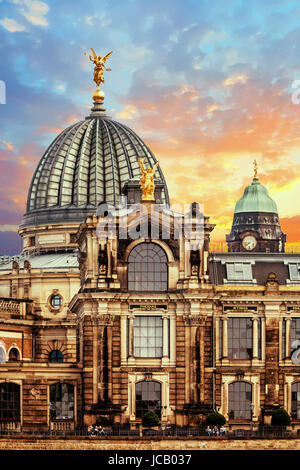 Goldener Engel auf dem Dach des königlichen Kunsthochschule, Kunstakademie Dresden, Sonnenuntergang, Sachsen, Deutschland Stockfoto