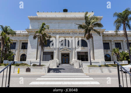 Ventura, Kalifornien, USA - 11. Juni 2017: Vordere Fassade des historischen Ventura Rathauses Gebäude in Südkalifornien. Stockfoto