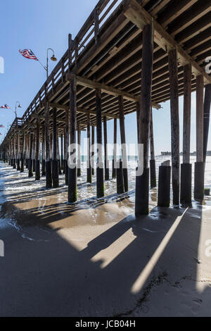 Unter dem historischen Ventura Pier in Südkalifornien. Stockfoto