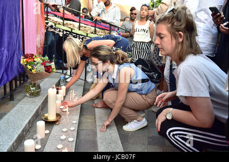 Menschen zünden Kerzen, wie Menschen versammeln sich für Gebete außerhalb der Notting Hill Methodist Church, nachdem ein Feuer Grenfell Turm im Westen von London verschlungen. Stockfoto