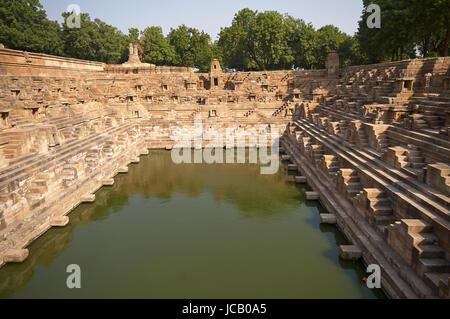 Antike trat Wassertank vor dem Sonne-Bügel bei Modhera. Alten Hindu-Tempel gebaut ca. 1027. Gujarat, Indien. Stockfoto