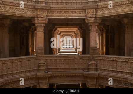 Kunstvoll geschnitzten Mauerwerk der Adalaj Stepwell am Stadtrand von Ahmedabad, Gujarat, Indien. Erbaut ca. 1499. Stockfoto