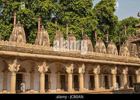 Kunstvoll geschnitzten Mauerwerk von einem Säulengang umgeben den Hof des Hutheesing Tempels in Ahmedabad, Gujarat, Indien. Jain-Tempel gebaut ca. 1848 Stockfoto