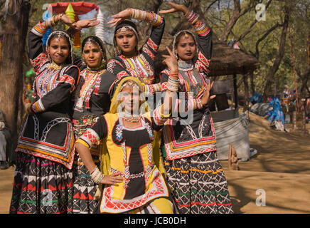 Weibliche Kalbelia Tänzerinnen auf dem Jahrmarkt der Sarujkund am Stadtrand von Delhi in Indien. Stockfoto