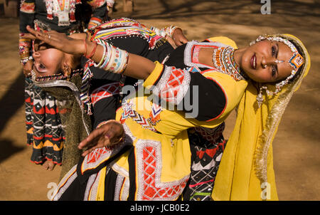 Weibliche Kalbelia Tänzerinnen auf dem Jahrmarkt der Sarujkund am Stadtrand von Delhi in Indien. Stockfoto