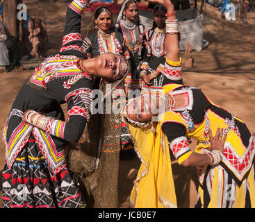 Weibliche Kalbelia Tänzerinnen auf dem Jahrmarkt der Sarujkund am Stadtrand von Delhi in Indien. Stockfoto