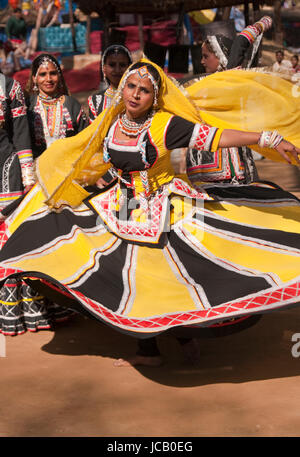 Weibliche Kalbelia Tänzerinnen auf dem Jahrmarkt der Sarujkund am Stadtrand von Delhi in Indien. Stockfoto