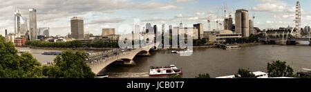 London England UK Panorama Blick Süd über der Themse bei Waterloo Bridge. Stockfoto