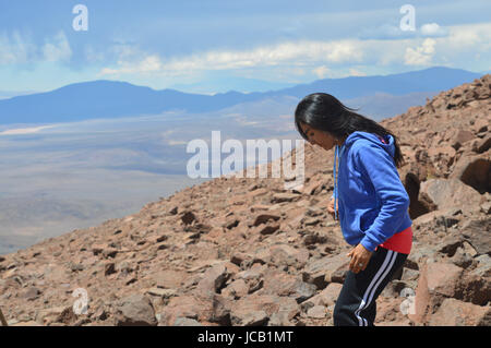 Junge Frau erforscht die Höhen der Acay in Salta, Argentinien Stockfoto