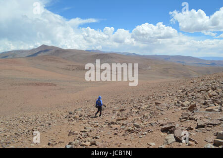 Junge Frau erforscht die Höhen der Acay in Salta, Argentinien Stockfoto