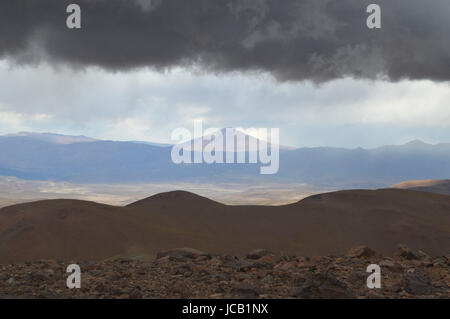 Junge Frau erforscht die Höhen der Acay in Salta, Argentinien Stockfoto