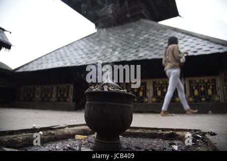 Prashar Rishi Tempel in Nahaufnahme mit spirituellen Rauch- und Agarbati oder Räucherstäbchen brannten von Anhängern mit niedrigen Winkel Perspektive Stockfoto