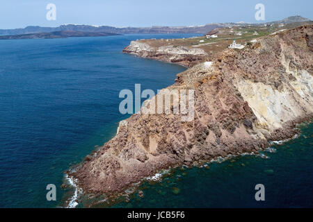 Akrotiri Leuchtturm in der Abenddämmerung mit klarem Himmel, Santorin, Griechenland Stockfoto