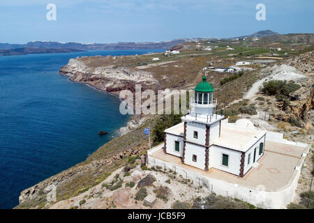 Akrotiri Leuchtturm in der Abenddämmerung mit klarem Himmel, Santorin, Griechenland Stockfoto