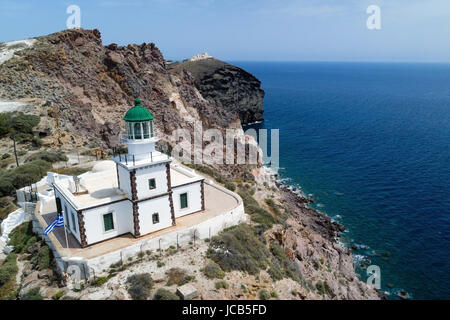 Akrotiri Leuchtturm in der Abenddämmerung mit klarem Himmel, Santorin, Griechenland Stockfoto