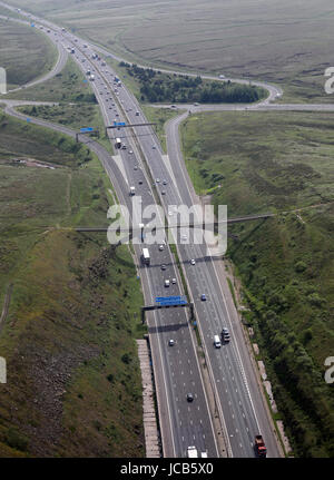 Luftaufnahme der Pennine Way Junction 22 der M62 Autobahn, A672, Windy Hill in der Nähe von Oldham, Großbritannien Stockfoto