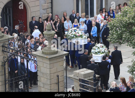 Die Särge von Chloe Rutherford (links) und Liam Curry in der Arena Manchester Bombardierung getöteten Ankunft am St. Hilda Kirche in South Shields, South Tyneside, für ihre Trauerfeier. Stockfoto