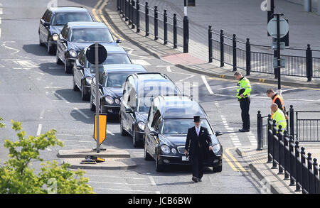 Der Trauerzug macht seinen Weg St Hilda Kirche in South Shields, South Tyneside, für die Trauerfeier von Chloe Rutherford und Liam Curry, die bei dem Manchester Arena Bombenanschlag getötet wurden. Stockfoto